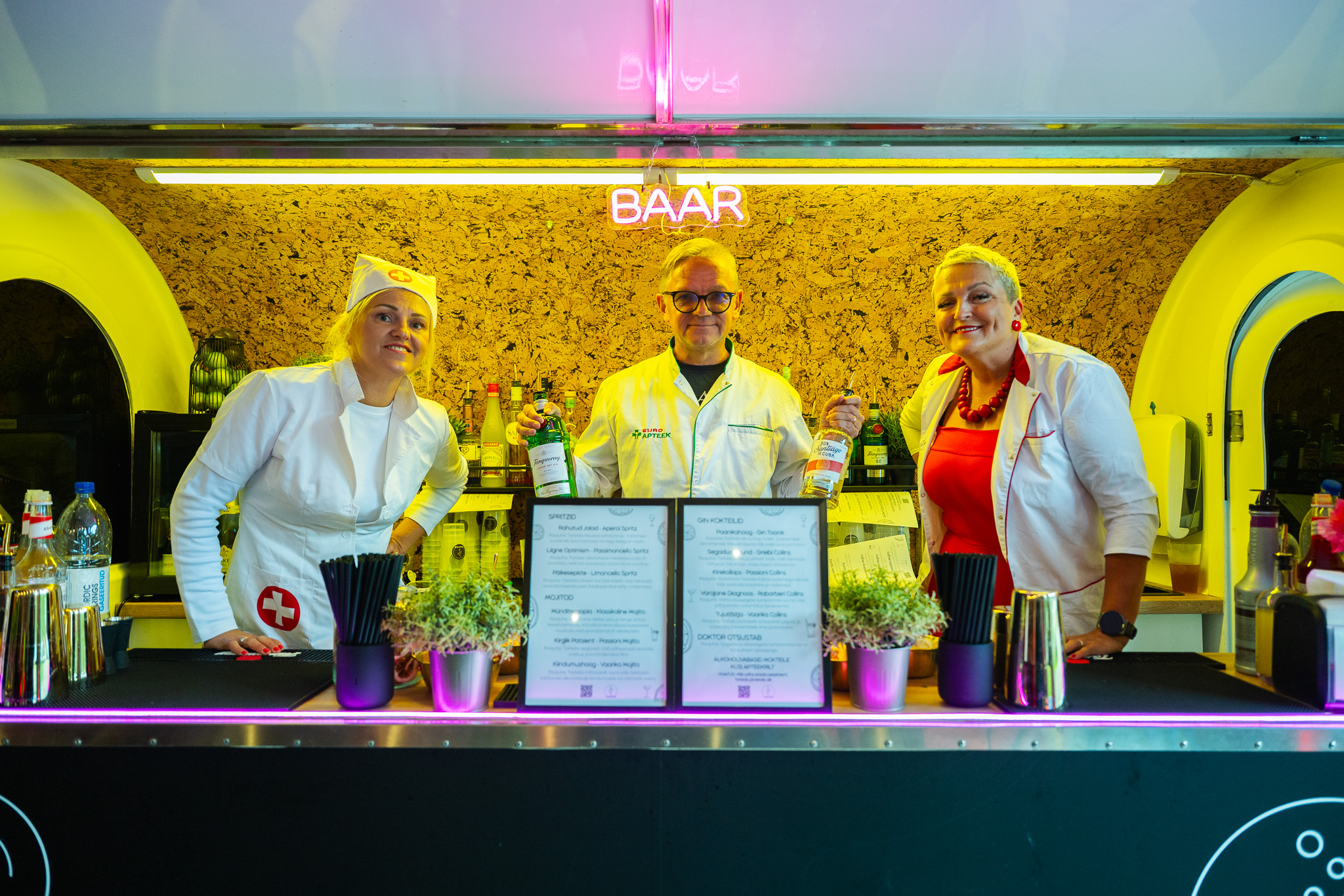 Baarmenid valmistavad jooke erapeol